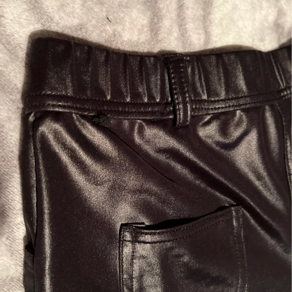 Faux leather black leggings with back pockets - Picture 4 of 6